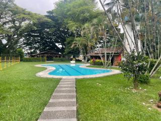Casa Campestre con piscina Ideal para familias y grupos cerca de Buga - 0