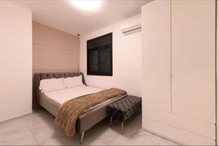 3bdr house in heart of jlm with scelter in the building - 4