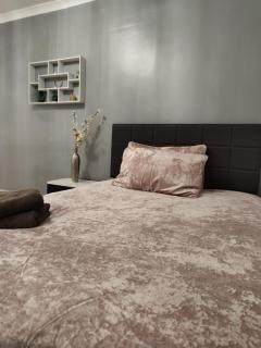 Modern & Cosy Home with Free Parking and Wifi - 3