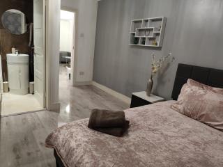 Modern & Cosy Home with Free Parking and Wifi - 2