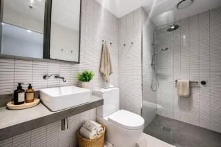 Modern Luxe 2BR Apartment City Views Pool & Gym Near Queen Victoria Market & Marvel Stadium - 2