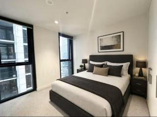 Modern Luxe 2BR Apartment City Views Pool & Gym Near Queen Victoria Market & Marvel Stadium - 1