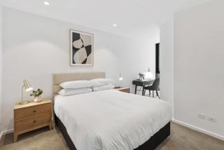 Elegant 2-Bed Apartment with Balcony & City Views - 9