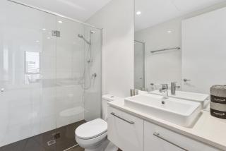 Elegant 2-Bed Apartment with Balcony & City Views - 8