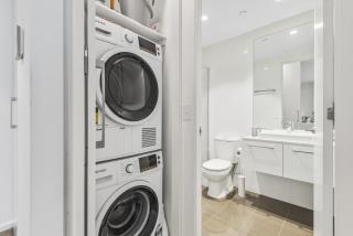 Elegant 2-Bed Apartment with Balcony & City Views - 7