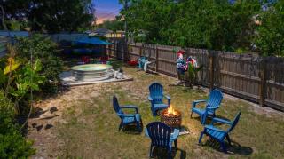 Spacious 4 bedroom 3 bath Clearwater Vacation House Cowboy Pool Fire Pit Games Close to Clearwater Beach Biking Trail Farmers Markets Harbor Health Spa Baycare Ballpark and Ruth Eckerd Hall Golf Courses - Clearwater - 0