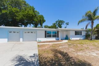 Spacious 4 bedroom 3 bath Clearwater Vacation House Cowboy Pool Fire Pit Games Close to Clearwater Beach Biking Trail Farmers Markets Harbor Health Spa Baycare Ballpark and Ruth Eckerd Hall Golf Courses - Clearwater - 9