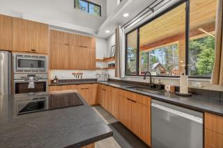 Nordic Pines- brand-new- hot tub- pet friendly- sleeps 10- trailer parking - 2