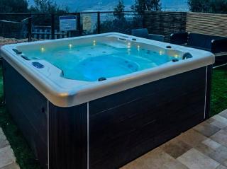 Michal's Cozy Garden Unit & Jacuzzi - 0