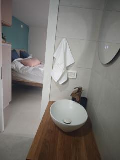 Michal's Cozy Garden Unit & Jacuzzi - 7