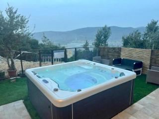 Michal's Cozy Garden Unit & Jacuzzi - 4