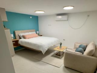 Michal's Cozy Garden Unit & Jacuzzi - 1