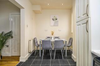 White Lane Home with Free Parking - 9