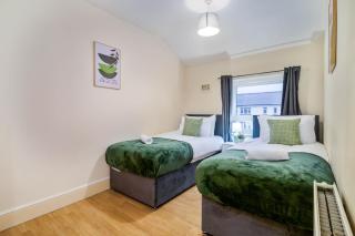 White Lane Home with Free Parking - 6