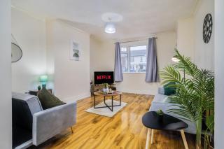 White Lane Home with Free Parking - 0