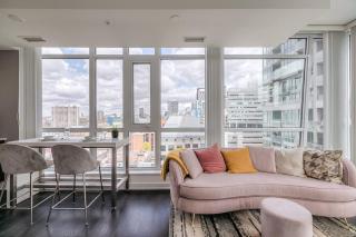 CN Tower Views - 2BR Condo - Balcony - Fast Wi-Fi - 5