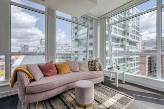 CN Tower Views - 2BR Condo - Balcony - Fast Wi-Fi - 2