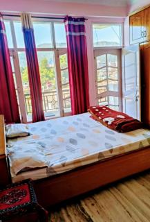 Home Homestay -1bhk-only Couple & Family friendly prime location-Easy access to Mall Rd-city view- kitchen - 0