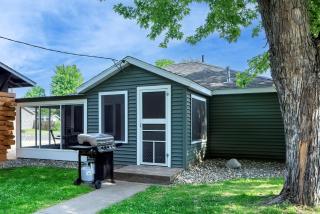 Cozy River Cabin w Screened Porch & Fire Pit - 4