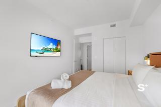 Modern 1BR with Rooftop Pool - Downtown Miami - 8