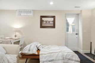 Charming Cozy Lower-Level with 1 Queen Bed & Living room Suite in a Quiet Area - 5