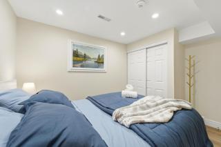 Charming Cozy Lower-Level with 1 Queen Bed & Living room Suite in a Quiet Area - 4