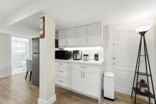Charming Cozy Lower-Level with 1 Queen Bed & Living room Suite in a Quiet Area - 1