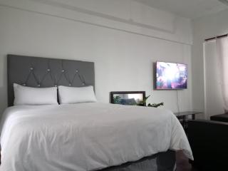 Modern suite at Maboneng with Wi-Fi & SmartTV - 9