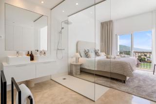 Luxurious Penthouse - View, Roof Terrace, 3BR - 2BA - 6