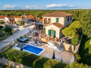 Villa Lana with private pool & BBQ - 0