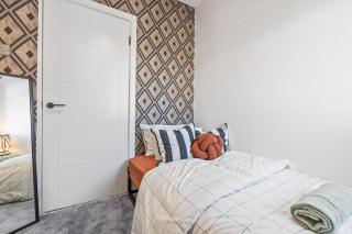 Comfortable 4 Bedroom Home - WiFi & Parking - Contractor Friendly - 5