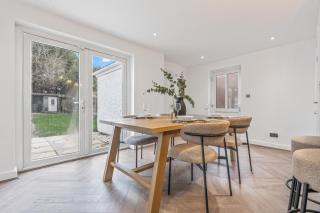 Comfortable 4 Bedroom Home - WiFi & Parking - Contractor Friendly - 4