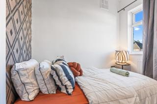 Peaceful 4 Bedroom Home - Free WiFi & Parking - Contractor Friendly - 9