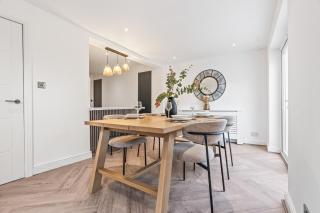 Spacious 4BDR House- Fast WiFi & Parking - Workers Friendly - 5