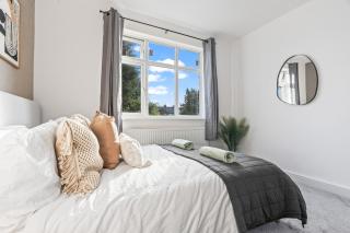 Modern 4BDR House- Fast WiFi & Parking - Workers Friendly - 0