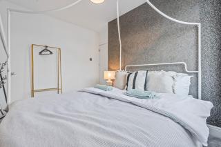 Modern 4BDR House- Fast WiFi & Parking - Workers Friendly - 4