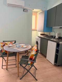 193Gramsci Comfort Apartment 2 plus 2 guests City center location Near ferries and Portovenere bus Flexible space with adjacent unit - 2