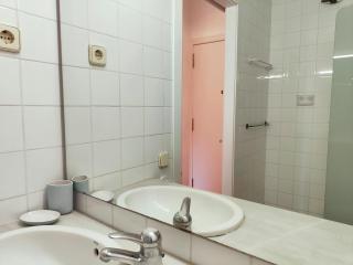 Cute 1 bedroom apt. Super central location. R.K - 2