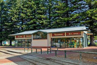 Coastal Breeze - Laid-Back Living on the Esplanade - 4