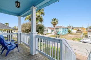 Short walk to beach and close to attractions - 3