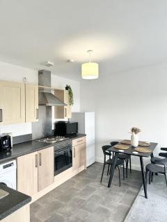 2 Bed Serviced Apartment By Ankers Contractor Accommodation Manchester Near City Centre - 6