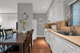 Kings Cottage 2BR Suite in North Van - 8