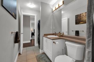 Kings Cottage 2BR Suite in North Van - 4