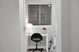 Kings Cottage 2BR Suite in North Van - 2