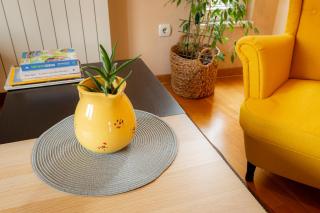 Bright & Peaceful Apartment - Balcony - Free Parking - Close to Center - 2