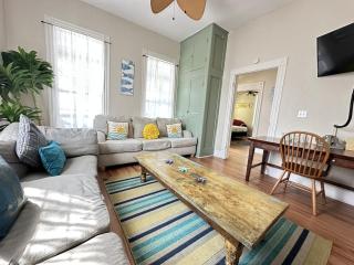 Sunny Shores - Close to beach, downtown and attractions - 4