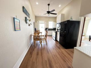 Sunny Shores - Close to beach, downtown and attractions - 3