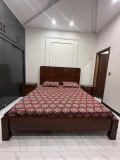 Luxury Modern Designer Stay Spacious Bedroom - 9