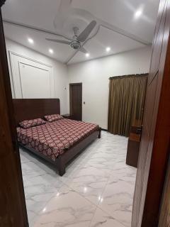 Luxury Modern Designer Stay Spacious Bedroom - 7