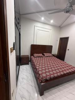 Luxury Modern Designer Stay Spacious Bedroom - 2